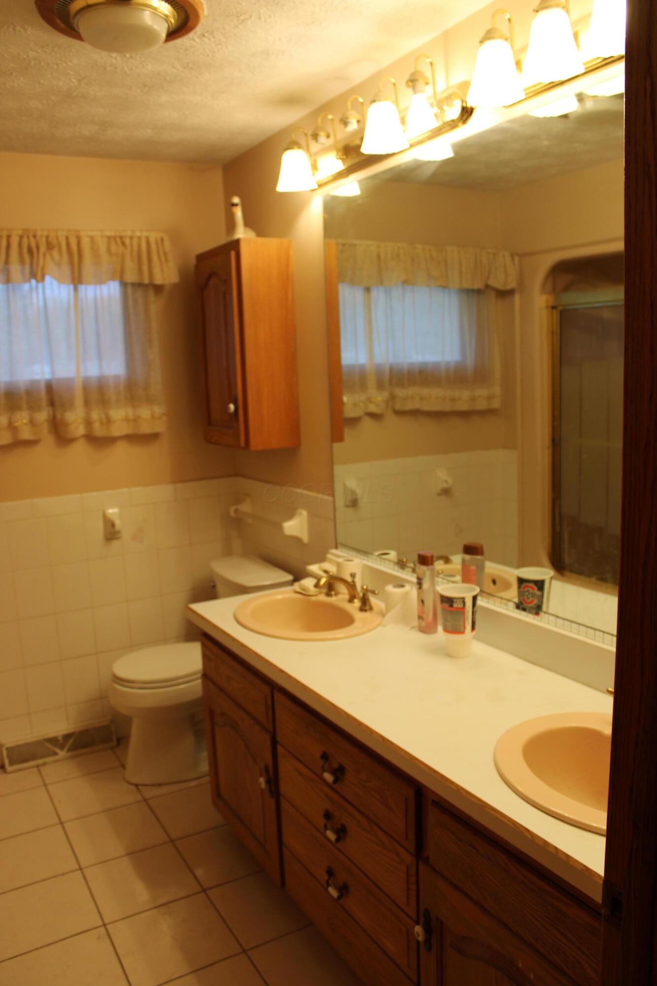 3270 Riverside Airport Road Zanesville, OH 43701 - Photo 15 of 24 Bathroom