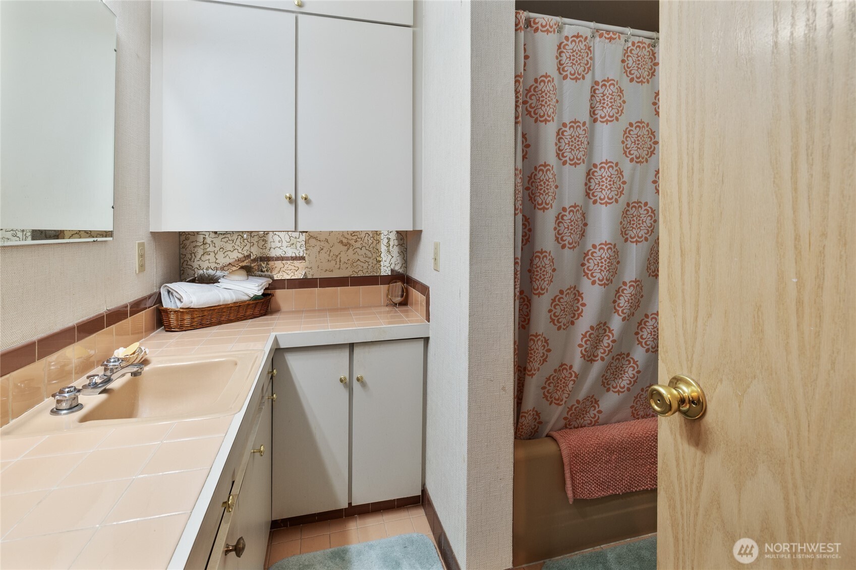 911 Westside Road Cle Elum, WA 98922 - Photo 13 of 40 a bathroom with a sink and a mirror