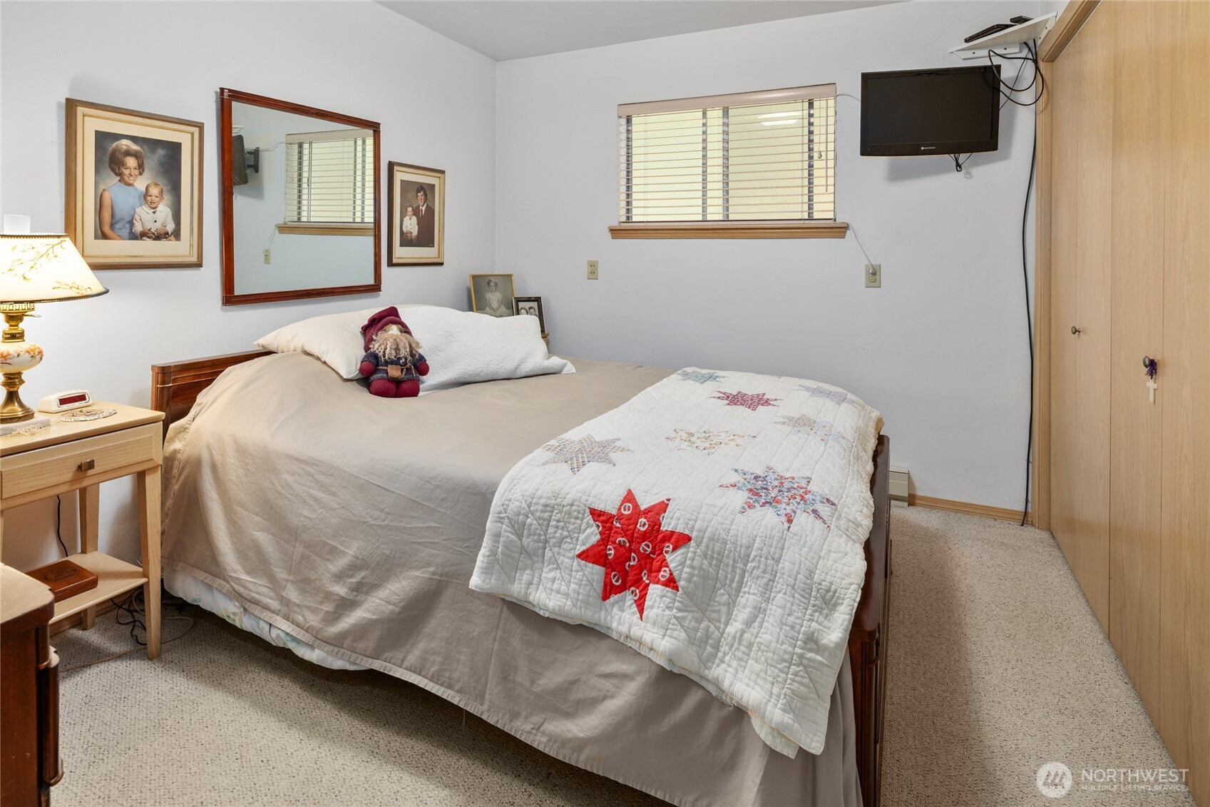 911 Westside Road Cle Elum, WA 98922 - Photo 14 of 40 a bedroom with two beds and a dresser