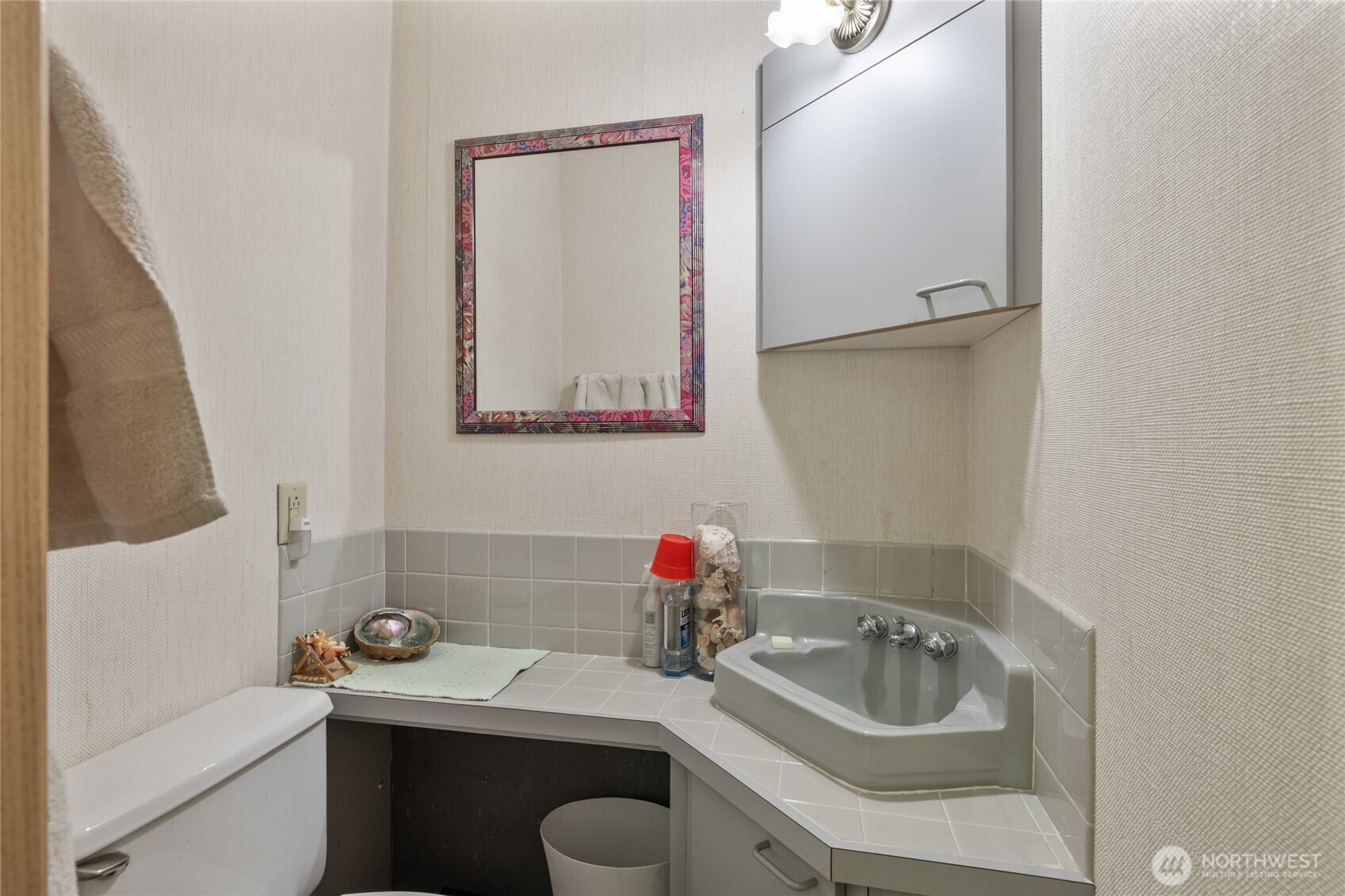911 Westside Road Cle Elum, WA 98922 - Photo 16 of 40 a bathroom with a sink and a mirror