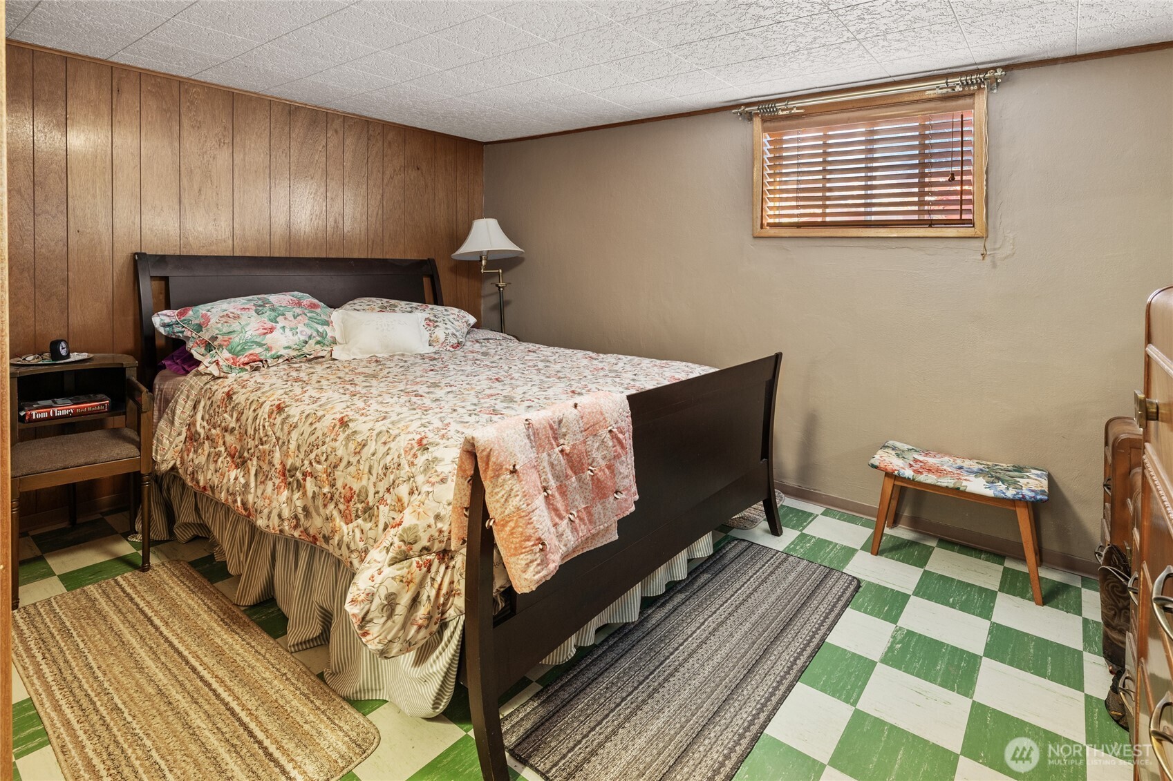 911 Westside Road Cle Elum, WA 98922 - Photo 18 of 40 a bedroom with a bed and wooden floor