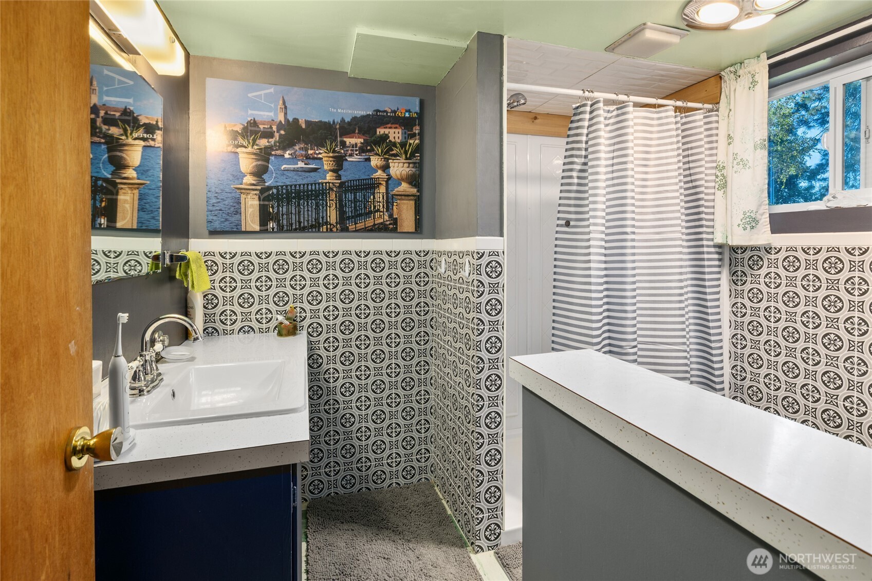 911 Westside Road Cle Elum, WA 98922 - Photo 19 of 40 a bathroom with a sink a mirror and a shower