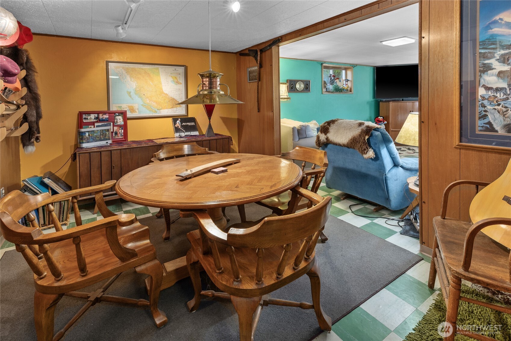 911 Westside Road Cle Elum, WA 98922 - Photo 20 of 40 a dining room with furniture and wooden floor