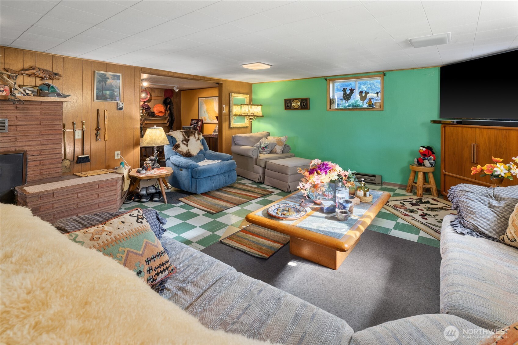 911 Westside Road Cle Elum, WA 98922 - Photo 21 of 40 a living room with furniture and a flat screen tv