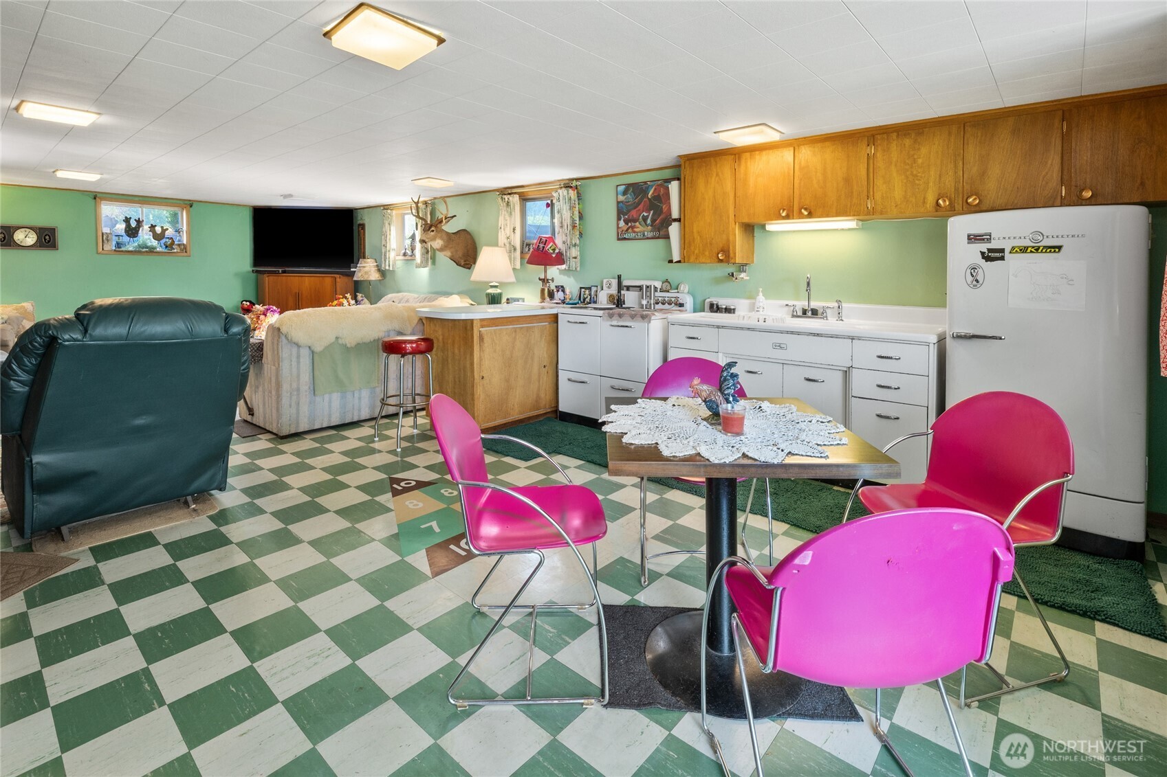 911 Westside Road Cle Elum, WA 98922 - Photo 22 of 40 a living room with furniture and a flat screen tv
