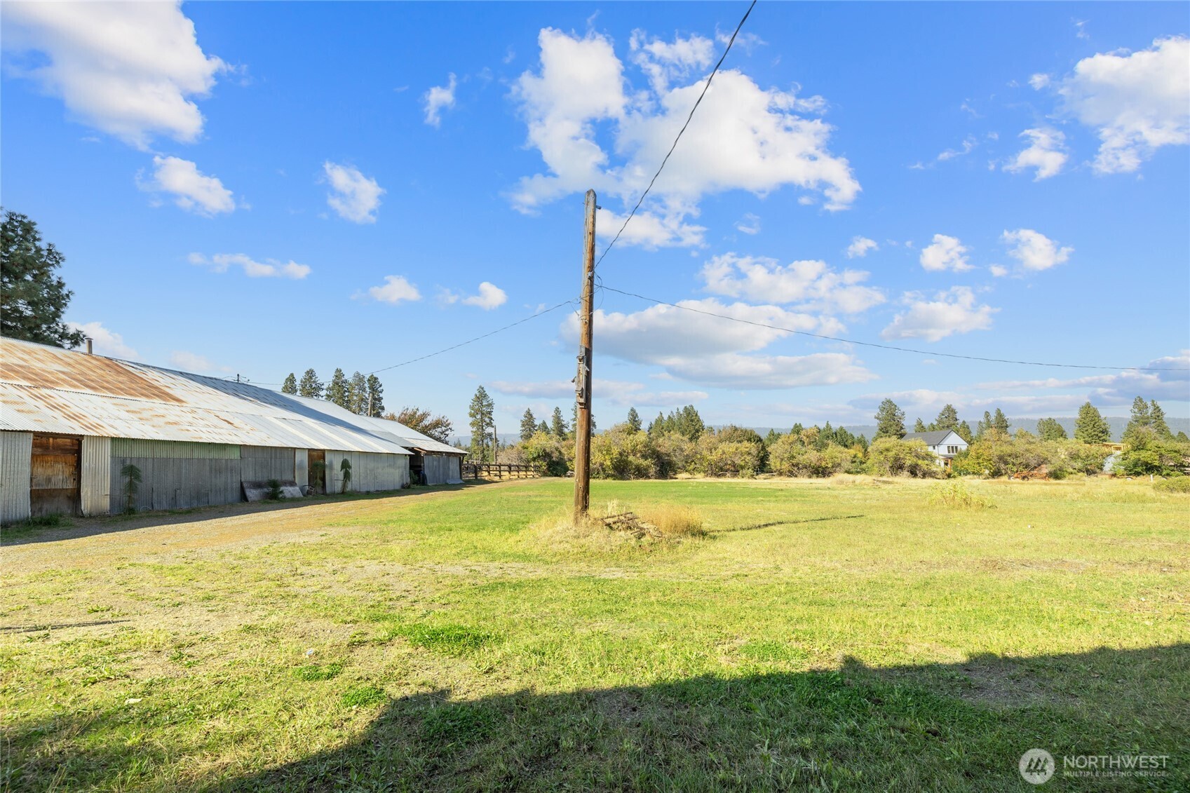 911 Westside Road Cle Elum, WA 98922 - Photo 28 of 40 a swimming pool with an outdoor seating a yard and mountain view