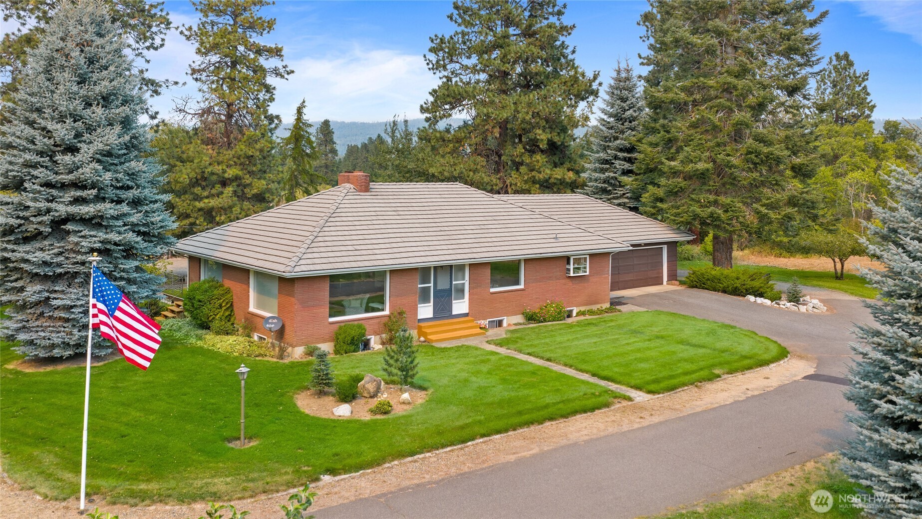 911 Westside Road Cle Elum, WA 98922 - Photo 3 of 40 a front view of a house with garden