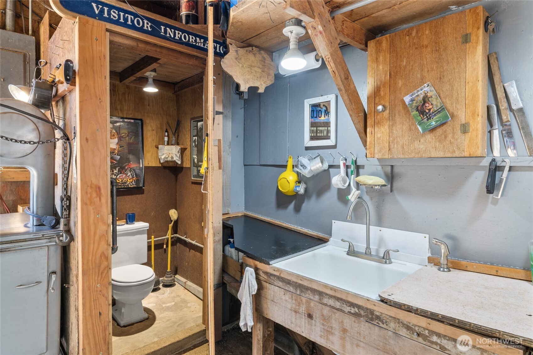 911 Westside Road Cle Elum, WA 98922 - Photo 31 of 40 a bathroom with a granite countertop sink and a mirror