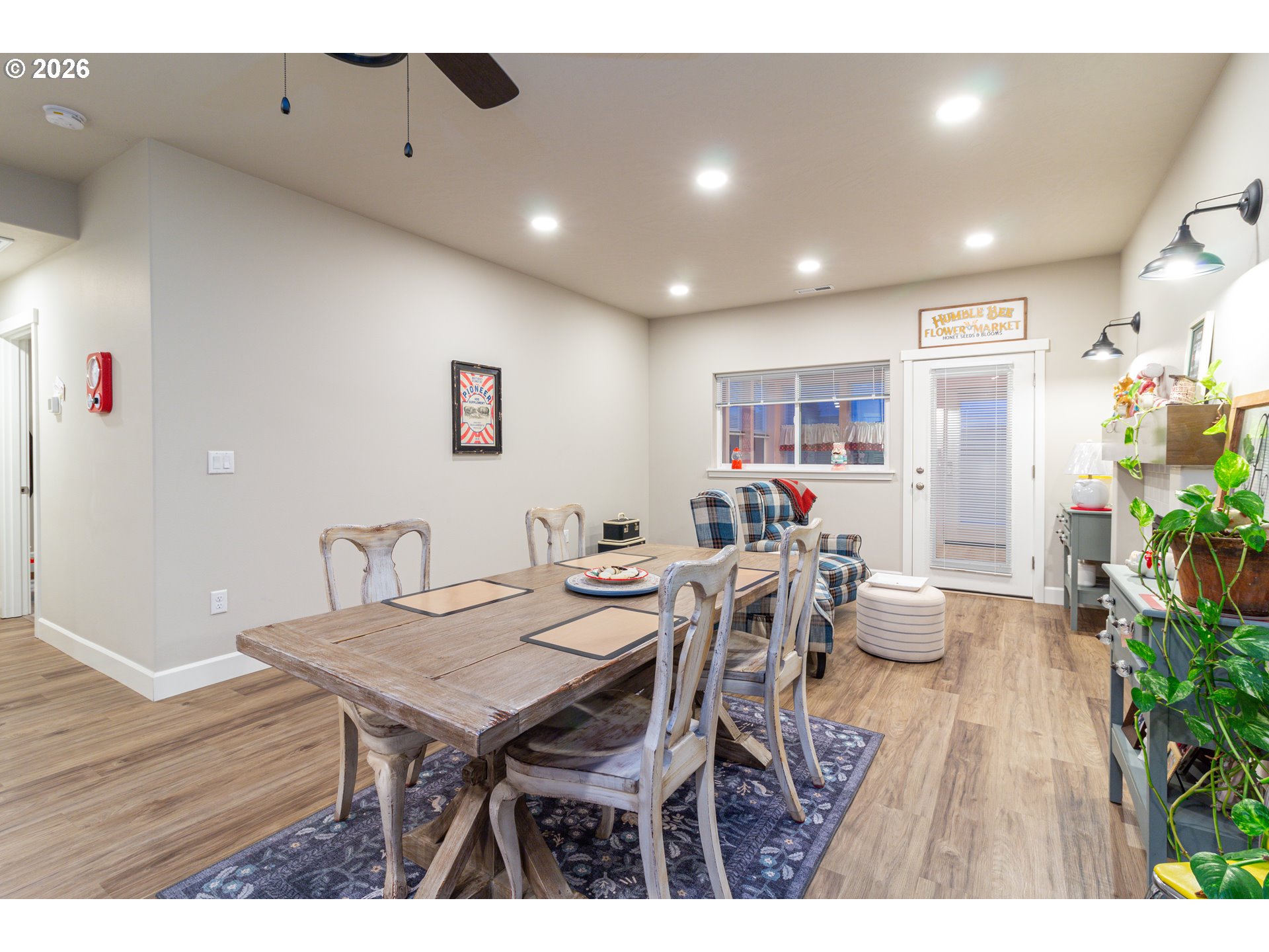 529 East Legacy Avenue Hermiston, OR 97838 - Photo 11 of 30 a view of a dining room with furniture