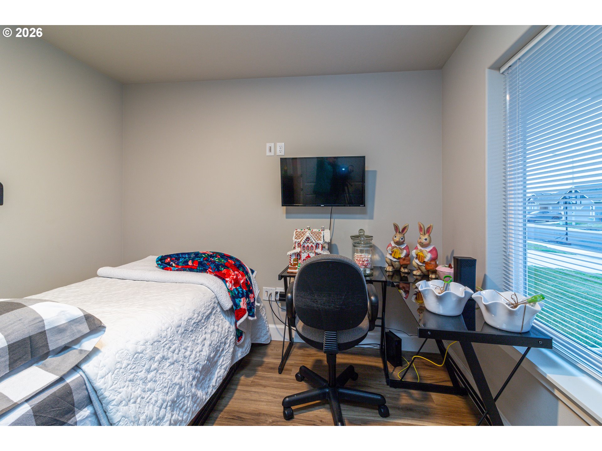529 East Legacy Avenue Hermiston, OR 97838 - Photo 13 of 30 a bedroom with a bed a chair and a potted plant