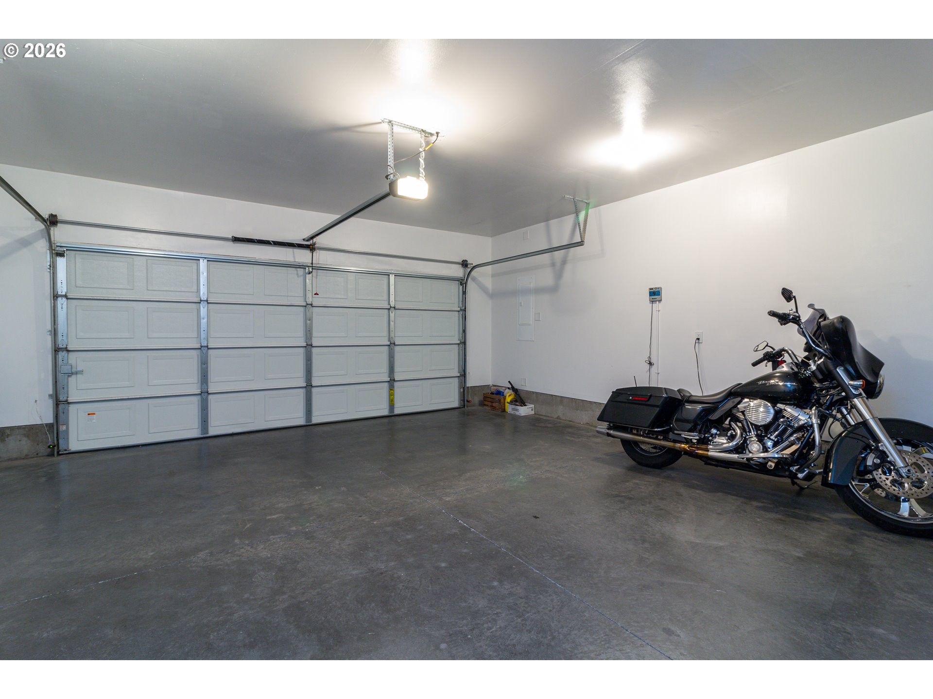 529 East Legacy Avenue Hermiston, OR 97838 - Photo 22 of 30 a view of a garage with an empty space
