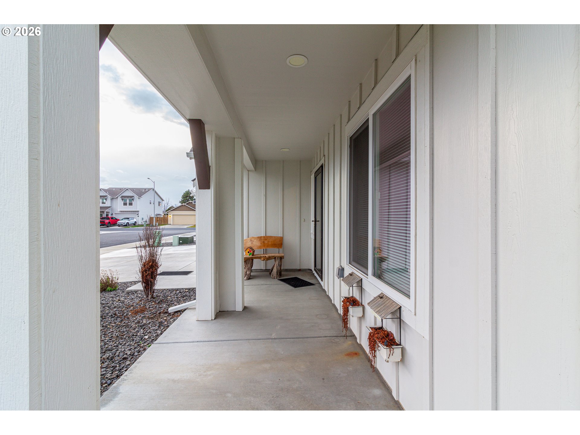 529 East Legacy Avenue Hermiston, OR 97838 - Photo 4 of 30 a hallway with table and chairs