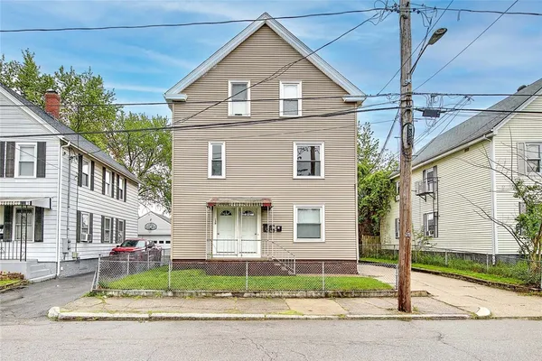 $1,900 | 137 Hunts Avenue, Pawtucket, RI 02861