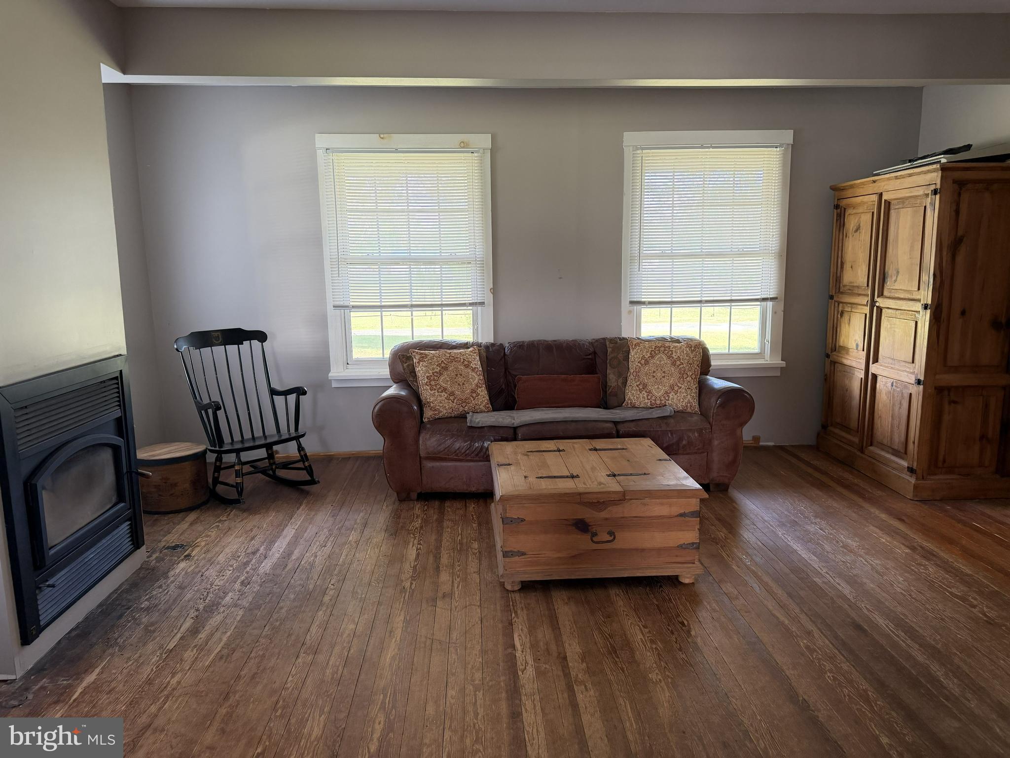 128 Branch Road Sewell, NJ 08080 - Photo 5 of 17 Great room off the dining room