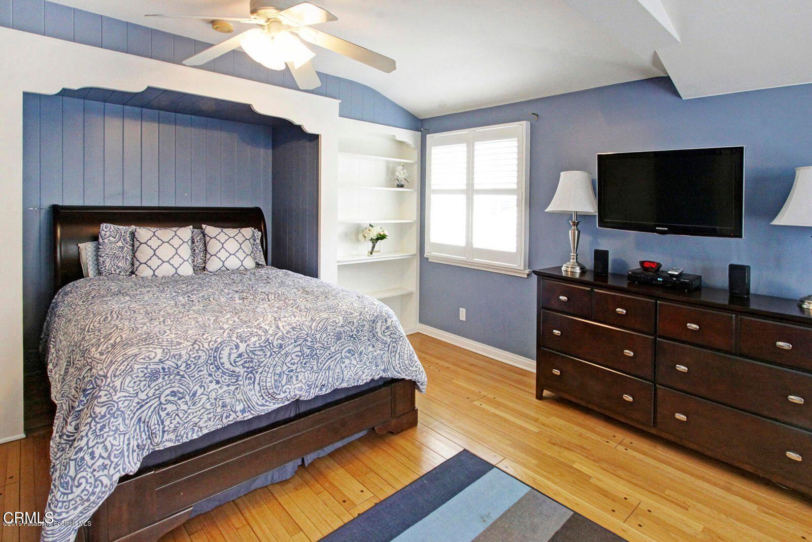 175 Glen Summer Road Pasadena, CA 91105 - Photo 17 of 26 a bedroom with a bed and a flat screen tv