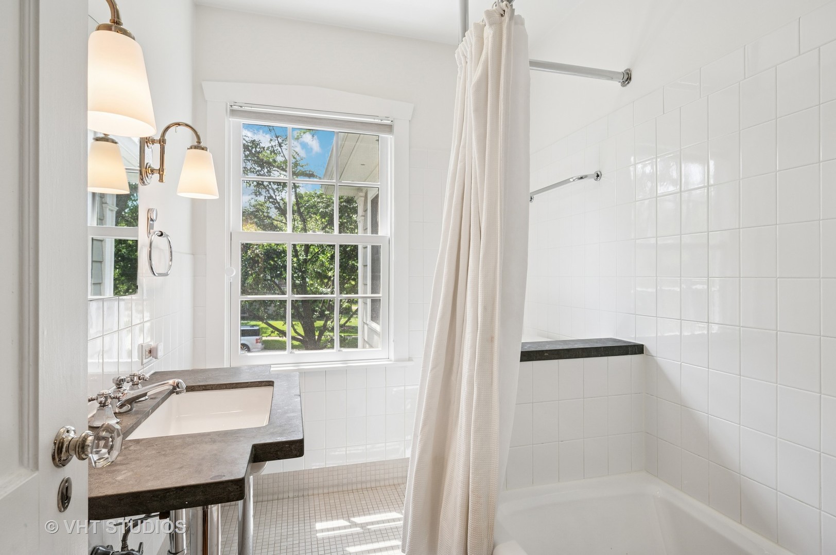 720 Willow Road Winnetka, IL 60093 - Photo 15 of 28 a bathroom with a bathtub and a sink