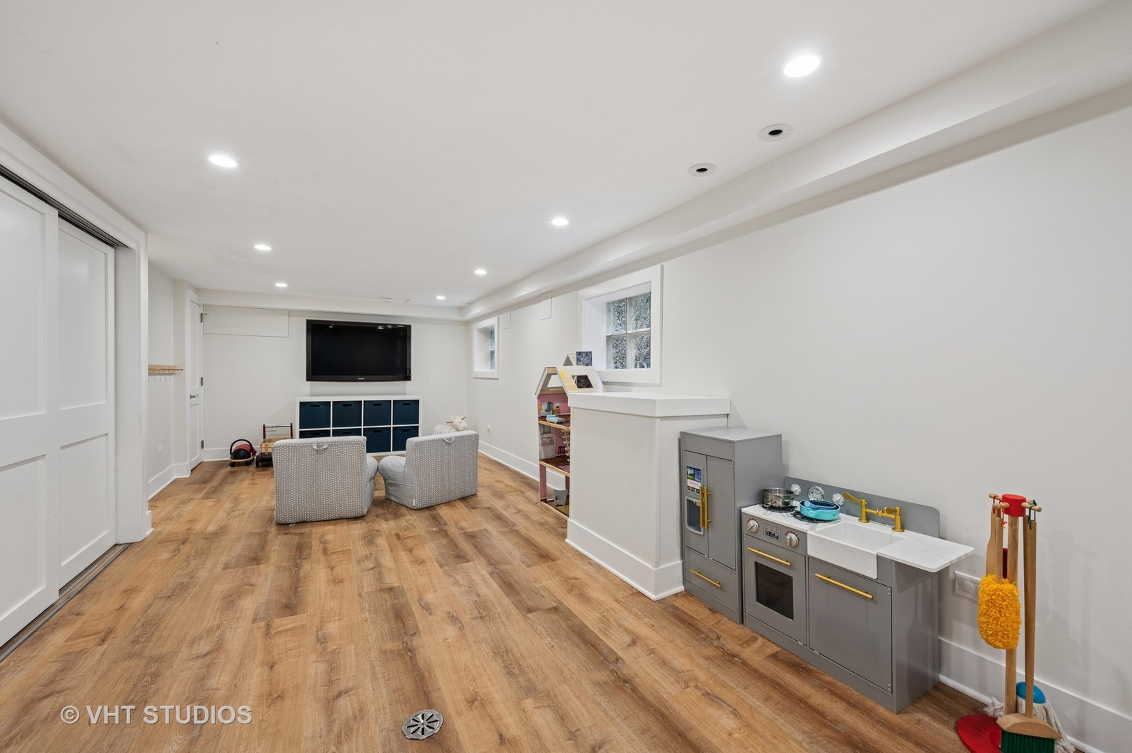 720 Willow Road Winnetka, IL 60093 - Photo 18 of 28 a living room with furniture and a flat screen tv