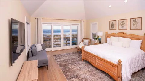 $5,850,000 | 825 Dune Road, Westhampton Beach, NY 11978