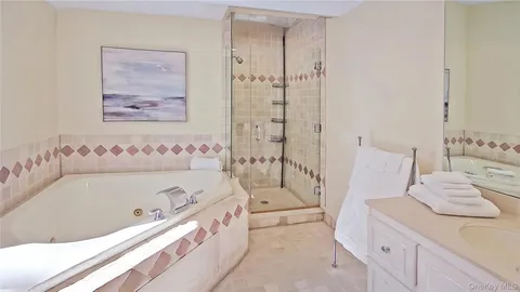 $5,850,000 | 825 Dune Road, Westhampton Beach, NY 11978