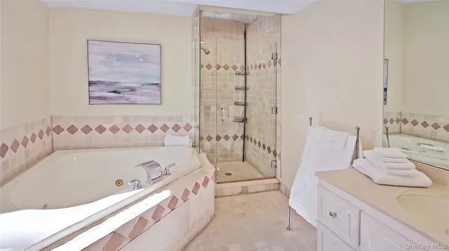 $5,850,000 | 825 Dune Road, Westhampton Beach, NY 11978