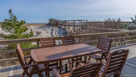 $5,850,000 | 825 Dune Road, Westhampton Beach, NY 11978