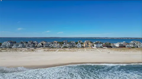 $5,850,000 | 825 Dune Road, Westhampton Beach, NY 11978