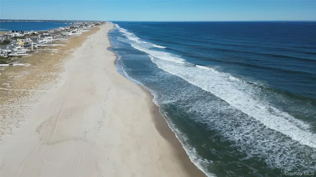 $5,850,000 | 825 Dune Road, Westhampton Beach, NY 11978