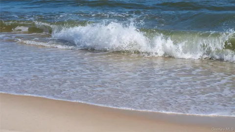 $5,850,000 | 825 Dune Road, Westhampton Beach, NY 11978