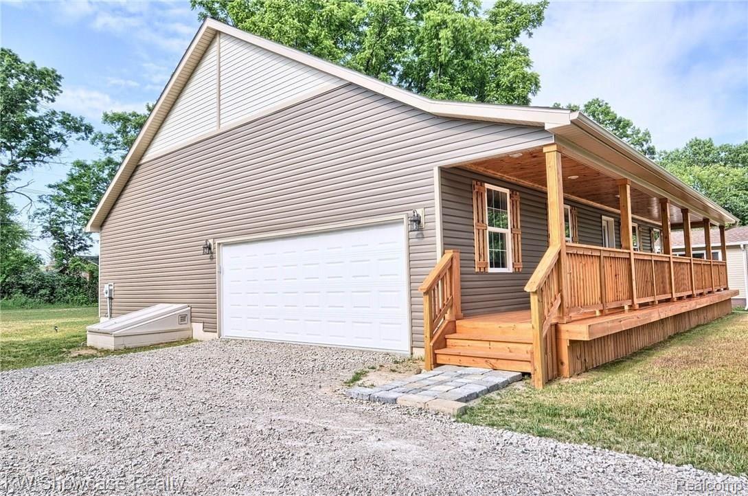 554 Snyder Road Highland, MI 48357 - Photo 4 of 32 Side_View.jpg