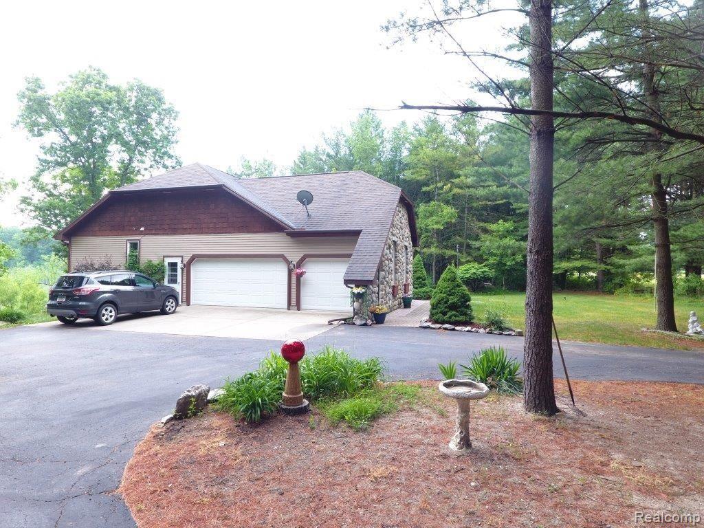 3395 Lippincott Road Lapeer, MI 48446 - Photo 6 of 56 Garage Side