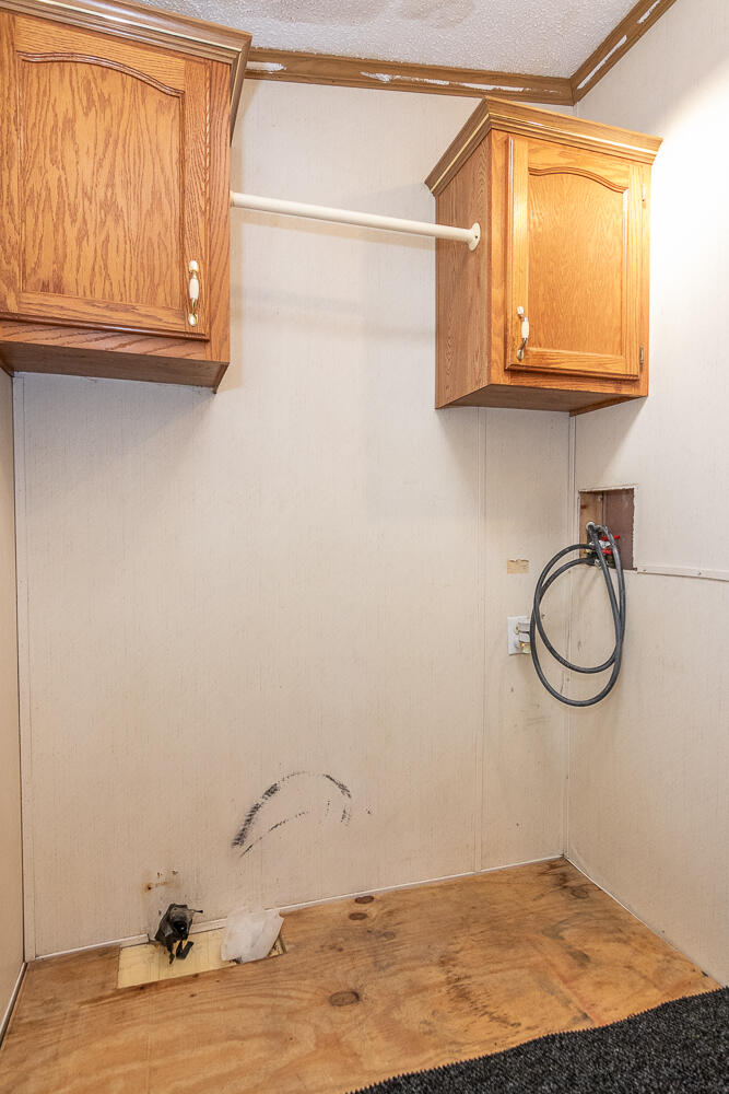 47579 Highway 51 Decatur, MI 49045 - Photo 31 of 46 Laundry-Mud Room