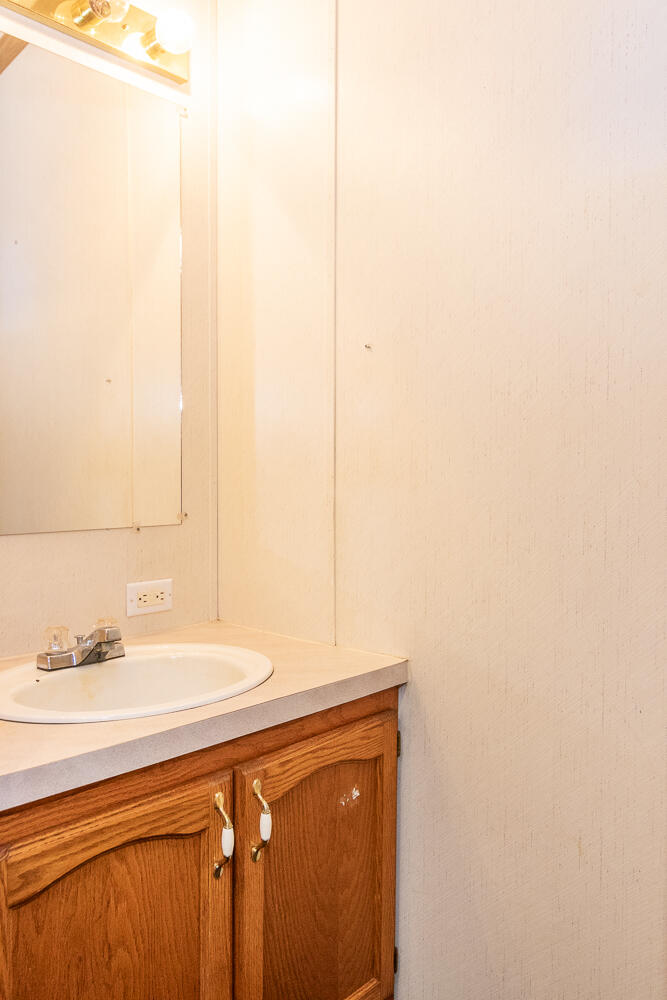 47579 Highway 51 Decatur, MI 49045 - Photo 32 of 46 Half Bath