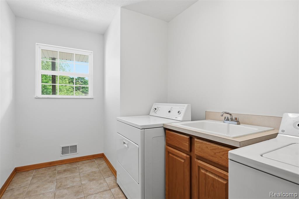 4482 Pleasant Valley Road Brighton, MI 48114 - Photo 14 of 35