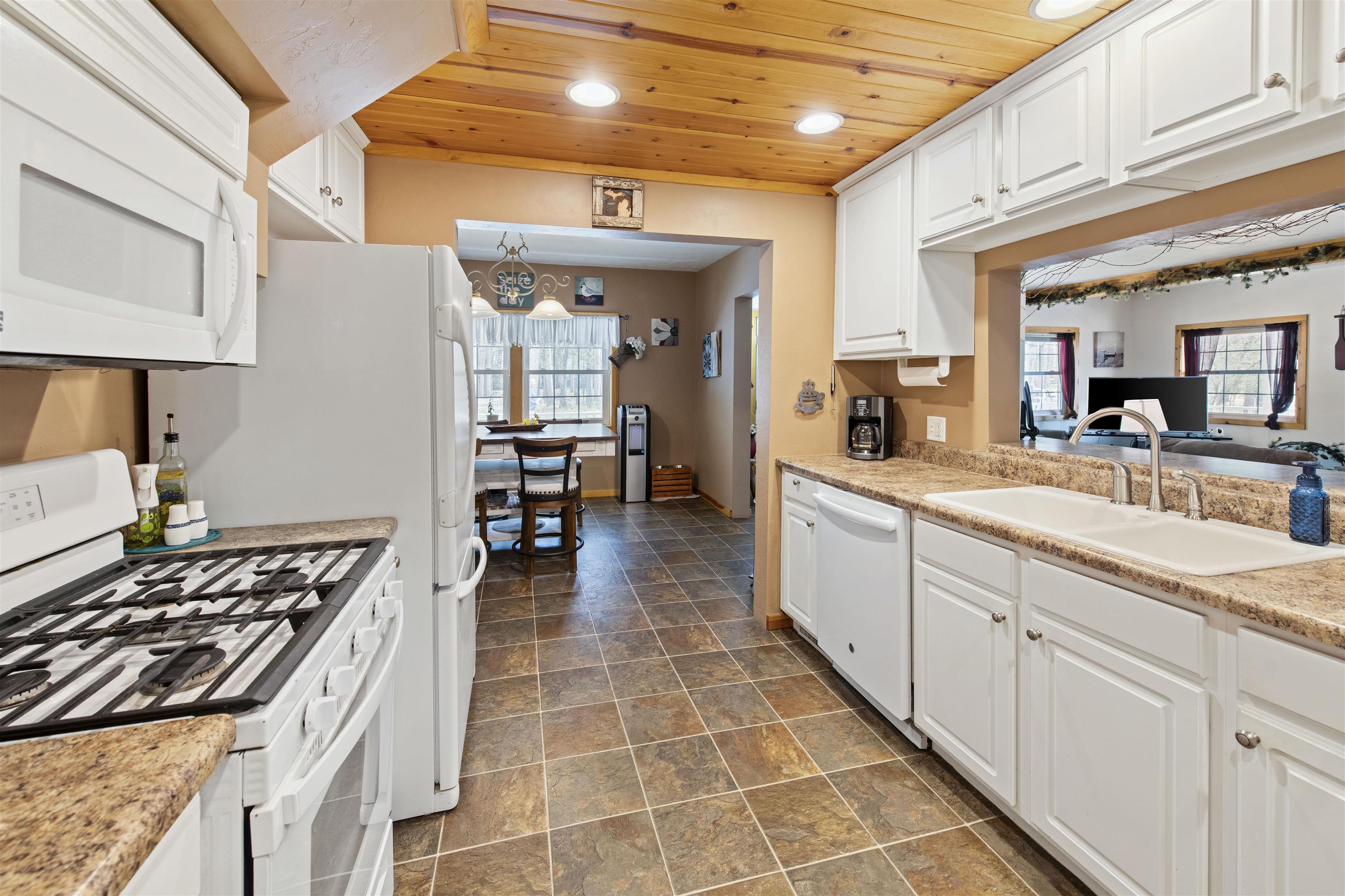 2591 Redpath Drive Marinette, WI 54143 - Photo 10 of 61