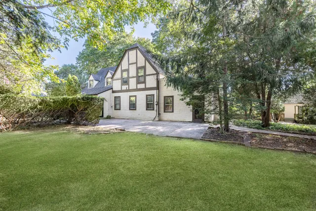 a view of a house with a yard