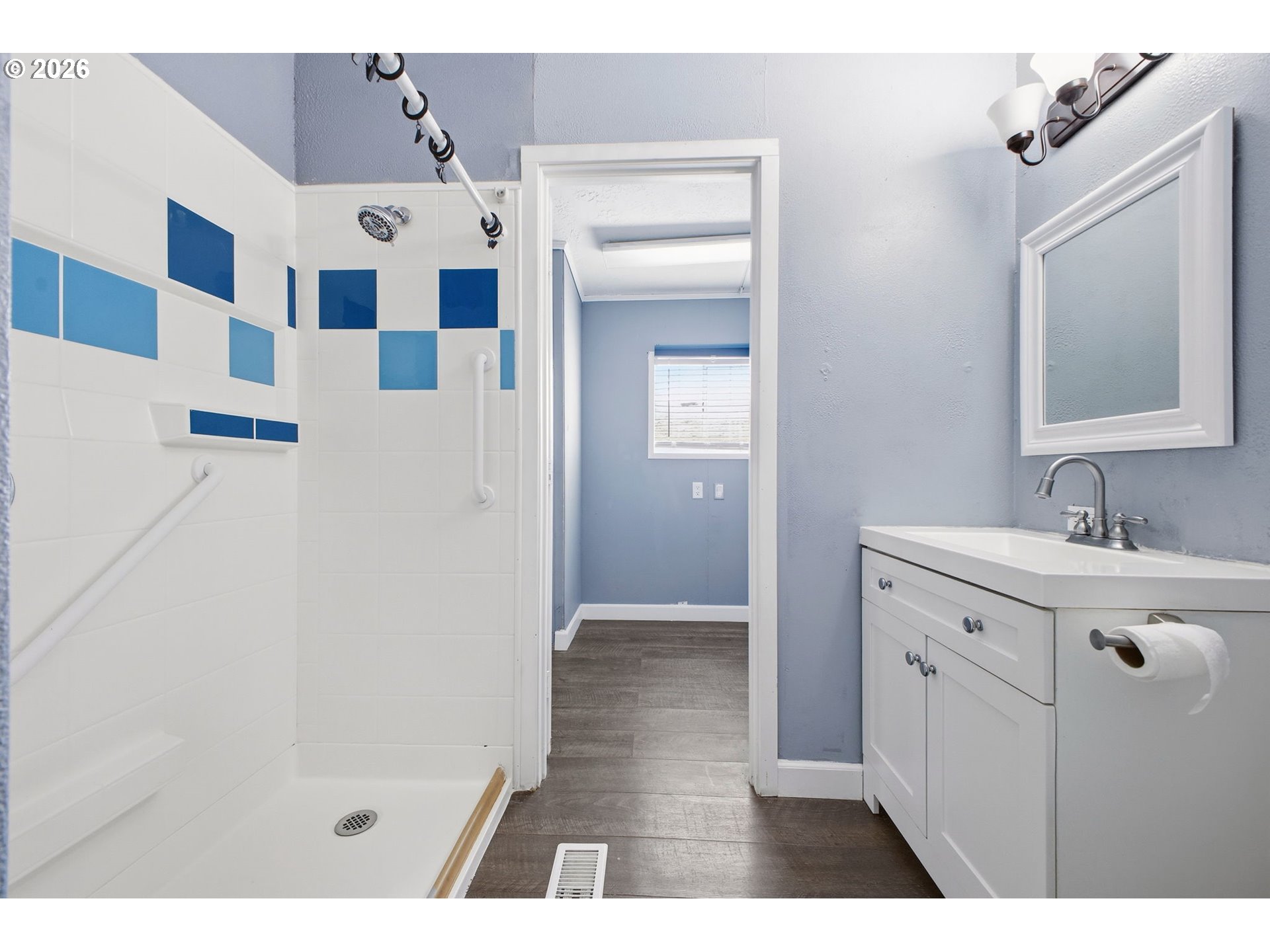 851 Southwest Sunset Way, Unit 28 Troutdale, OR 97060 - Photo 26 of 40 Bathroom