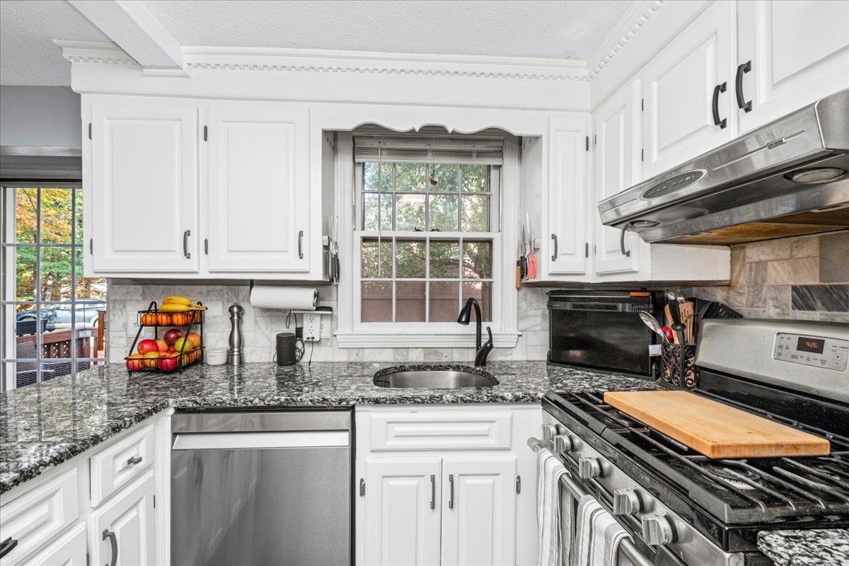 39 Cannongate III Road, Unit 3 Nashua, NH 03063 - Photo 4 of 40 Gallery Image 4