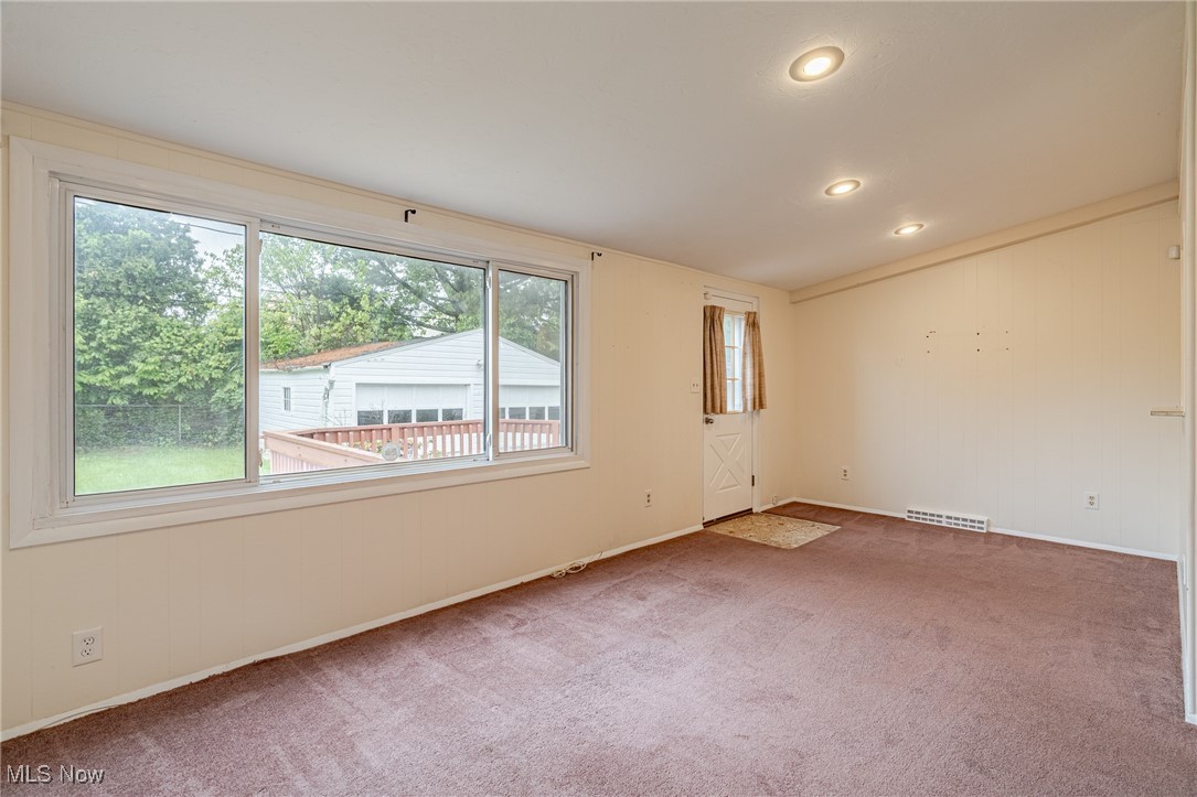 4092 Charlton Road Cleveland, OH 44121 - Photo 12 of 33 Gallery Image 12