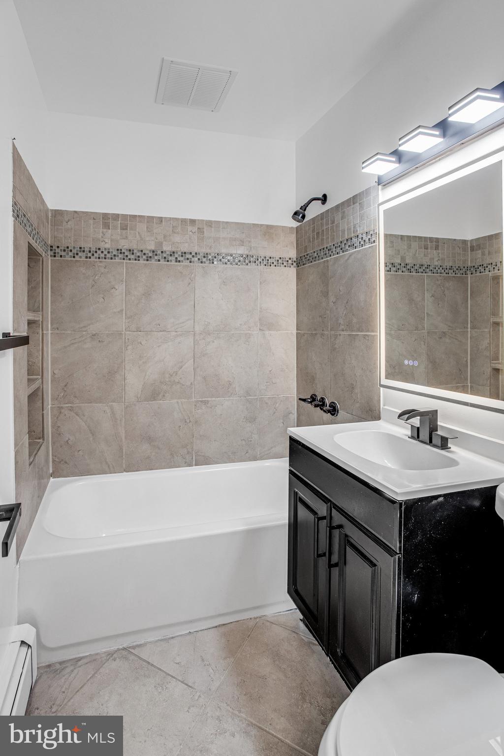 3412 North Beaumont Road Woodbridge, VA 22193 - Photo 11 of 34 a bathroom with a sink and a bathtub