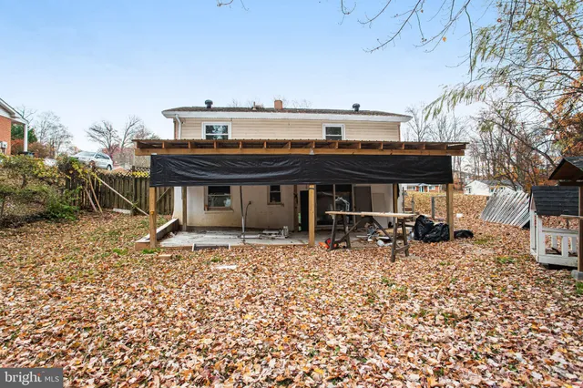 a view of a dinning table and chairs in patio