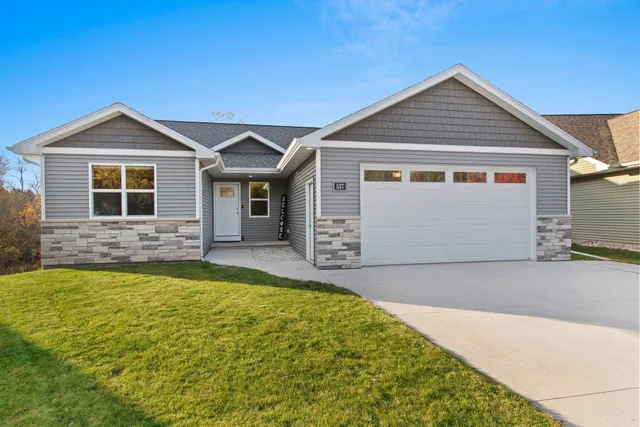 $429,900 | 537 Golf Side Court, Hortonville, WI 54944