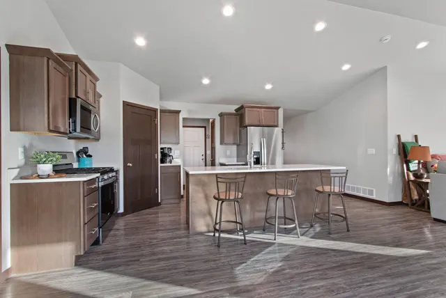 $433,900 | 537 Golf Side Court, Hortonville, WI 54944