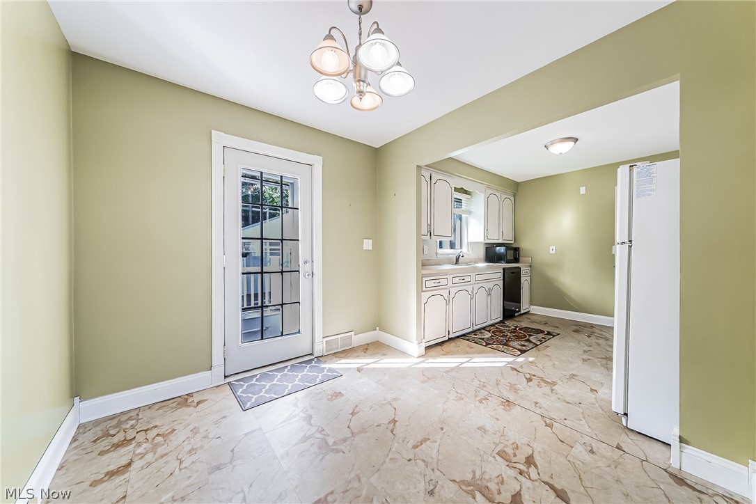 30022 Warren Road Wickliffe, OH 44092 - Photo 7 of 33 Dining Room