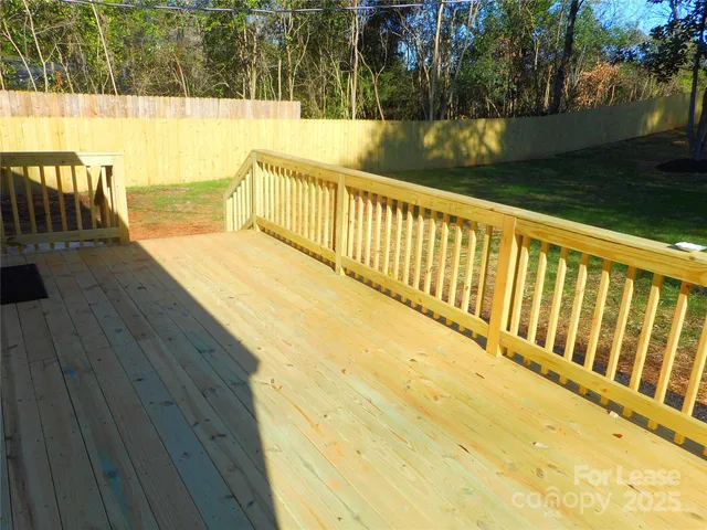 a view of yard with green space