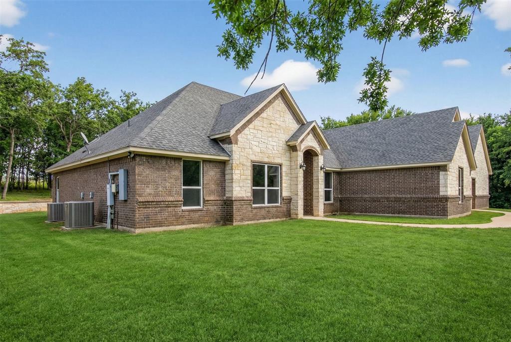 306 Garden Court Springtown, TX 76082 - Photo 2 of 39