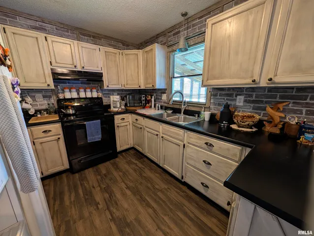 $189,900 | 425 Peak Road, Harrisburg, IL 62946