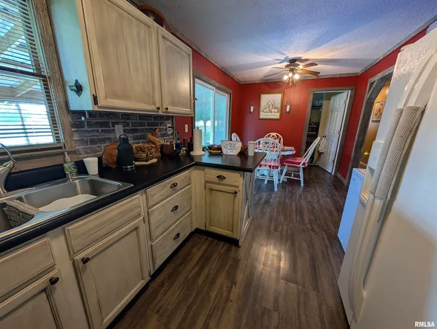 $189,900 | 425 Peak Road, Harrisburg, IL 62946