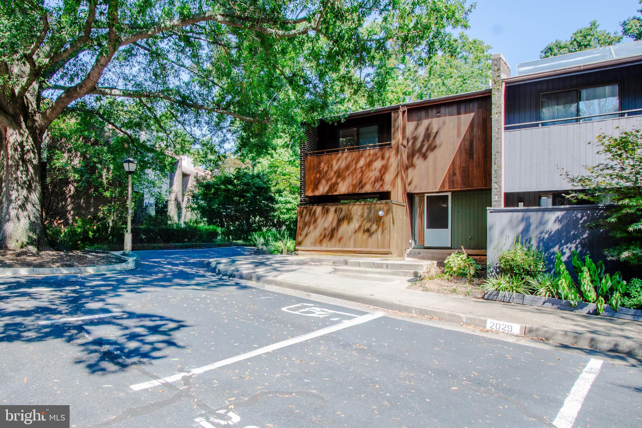 2029 Wethersfield Court Reston, VA 20191 - Photo 4 of 32 Gallery Image 4