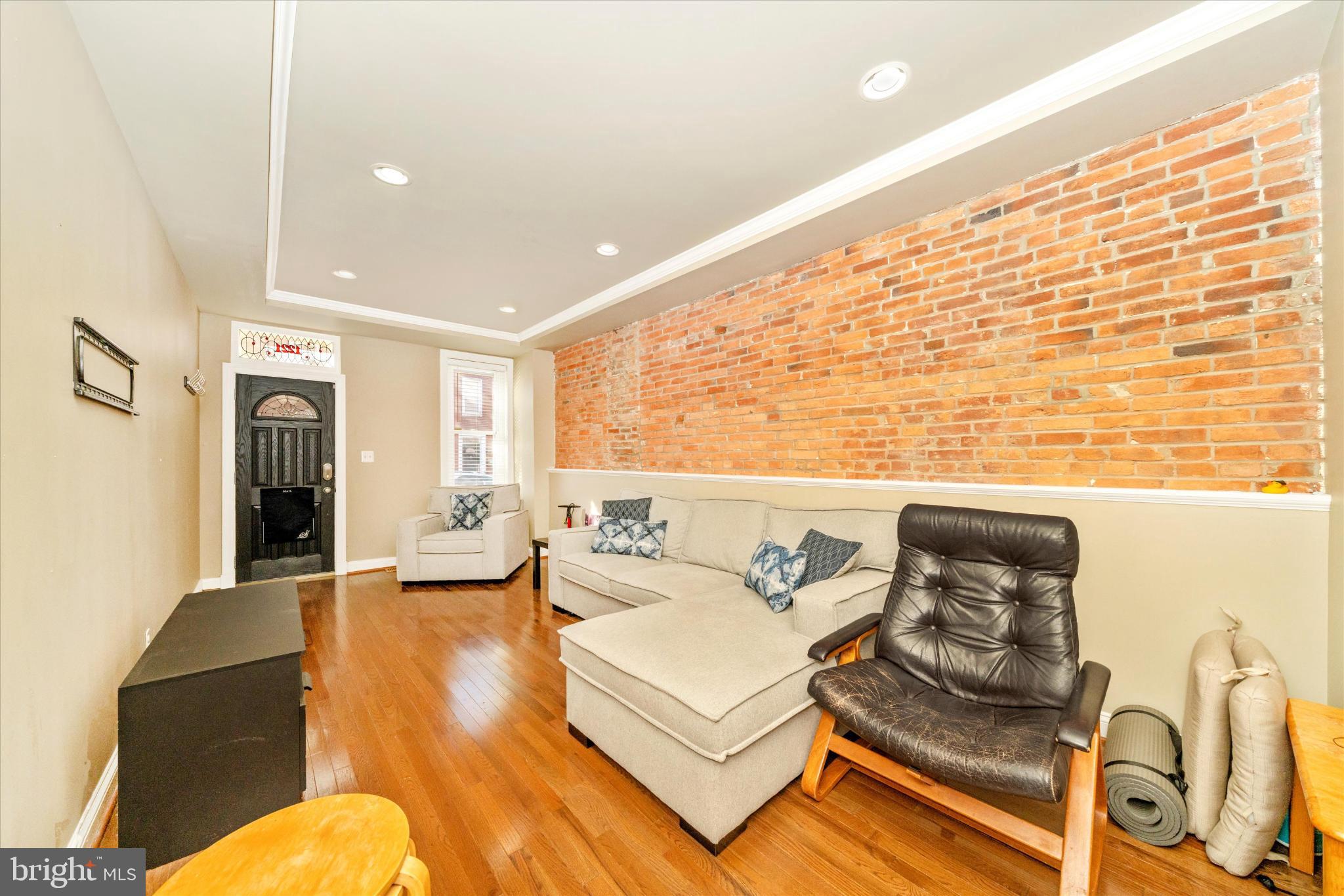 1221 William Street Baltimore, MD 21230 - Photo 7 of 44 a living room with furniture