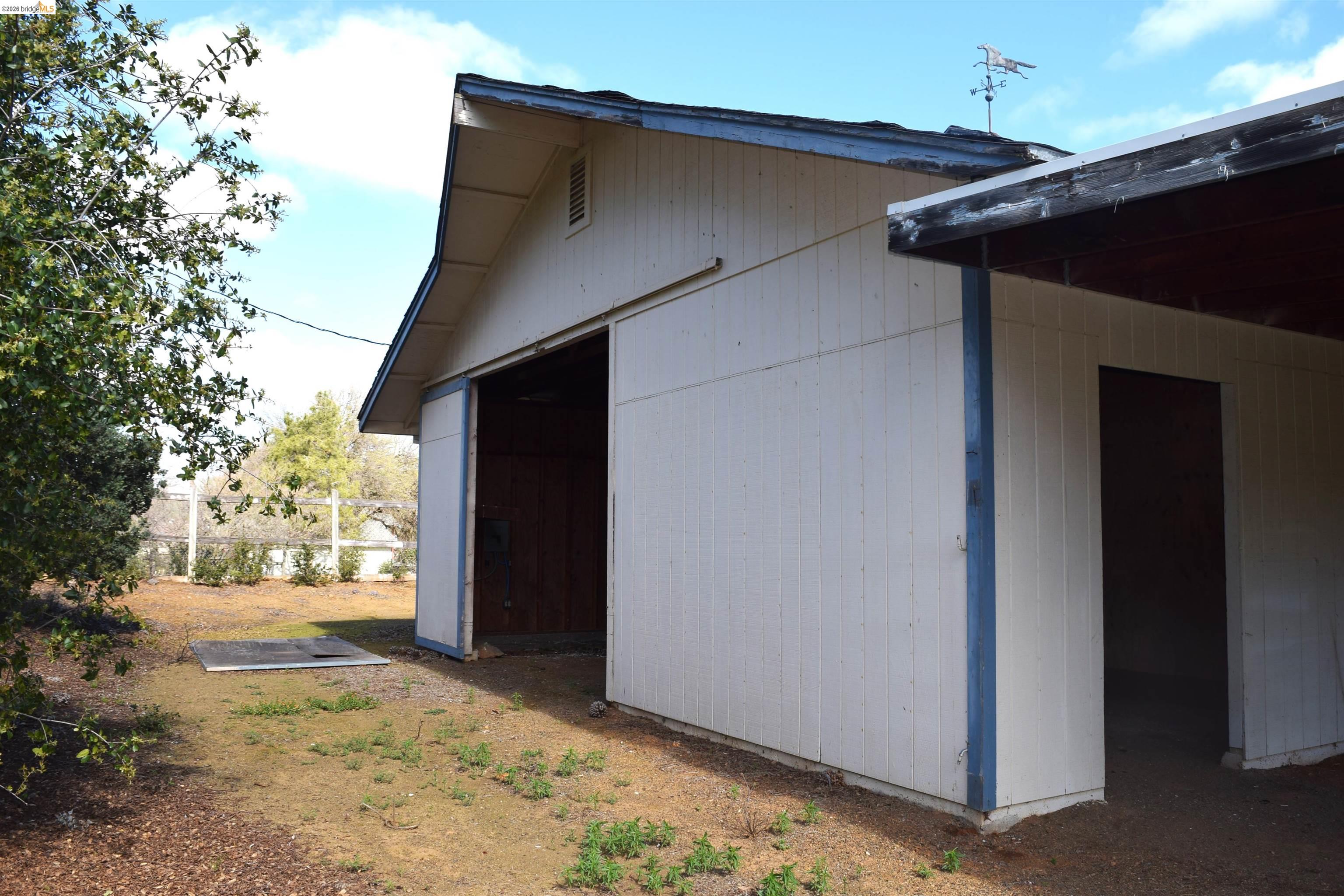 913 Quill Road Copperopolis, CA 95228 - Photo 27 of 55 a backyard of a house